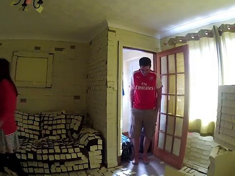 Leurs amis recouvrent leur maison de post-it pendant leur voyage de noce
