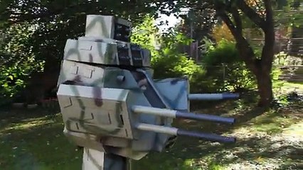 Un père fabrique un incroyable déguisement pour lui et son bébé.