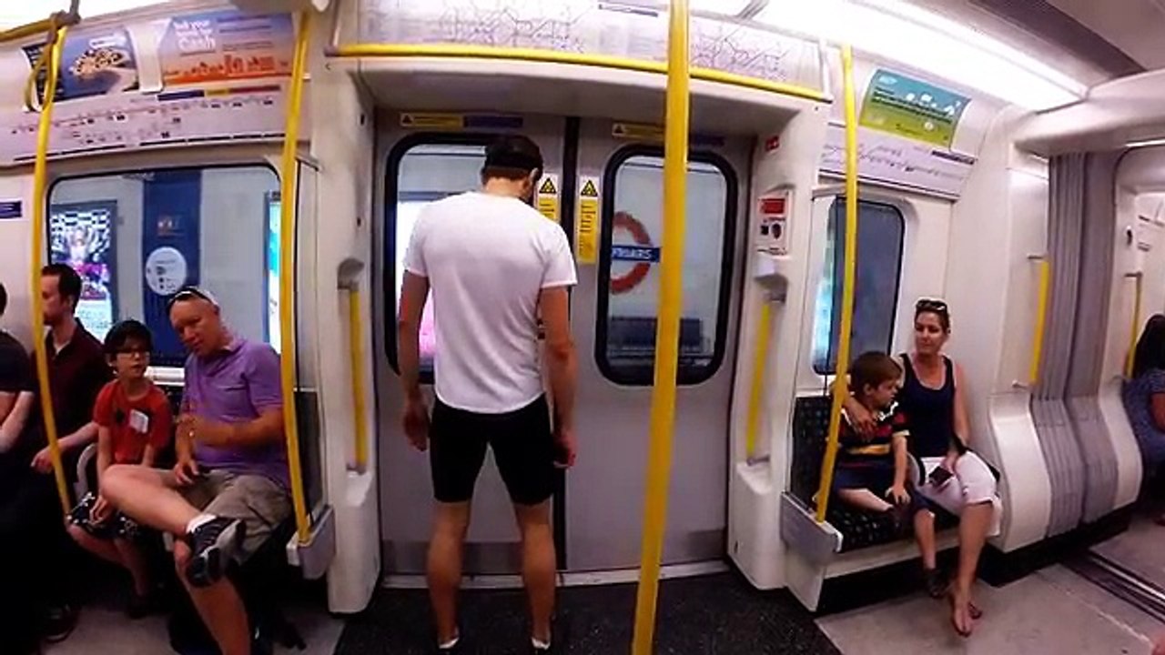 L'homme qui fait la course contre le métro
