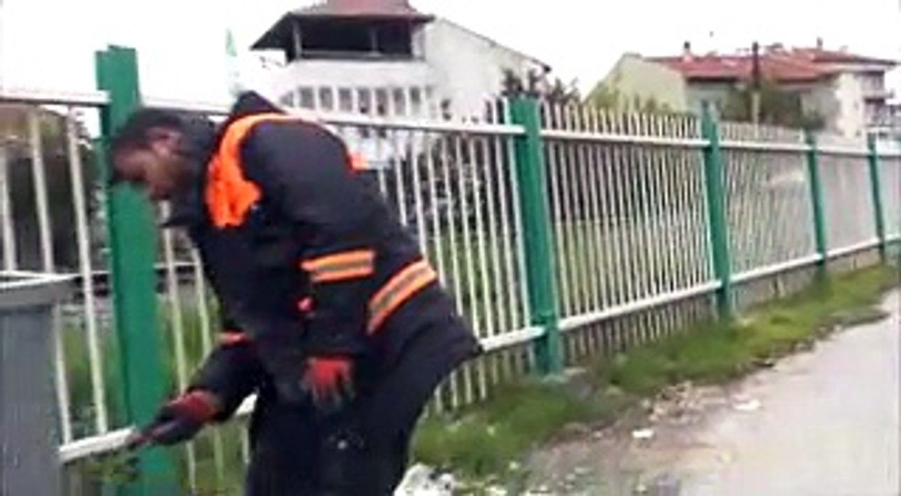 UŞAK BELEDİYESİ EKİPLERİ ŞEHİR İÇİNDEKİ ALT YAPI ÇALIŞMALARINA DEVAM EDİYOR