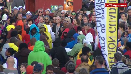 Скачать видео: Route du Rhum - Destination Guadeloupe. La foule à Saint-Malo