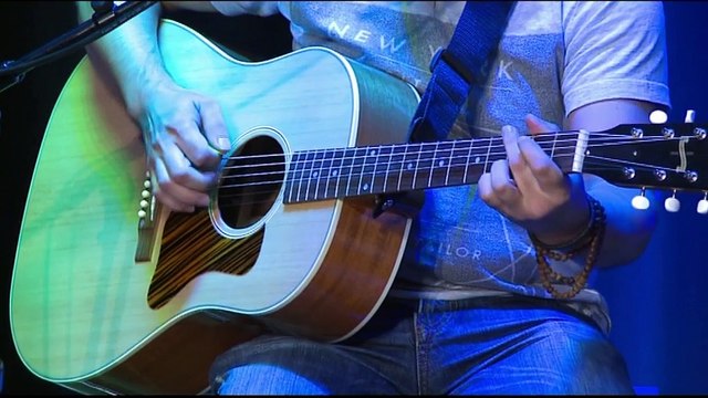 Julien Clerc reprend travailler c’est trop dur en live