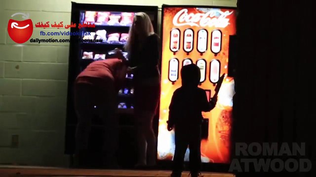 طفل الهالوين !! مقلب مرعب جدا لطفل يتنكر بوجه ويحمل سكينة بيده