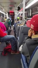 gente en el bus regresando a casa