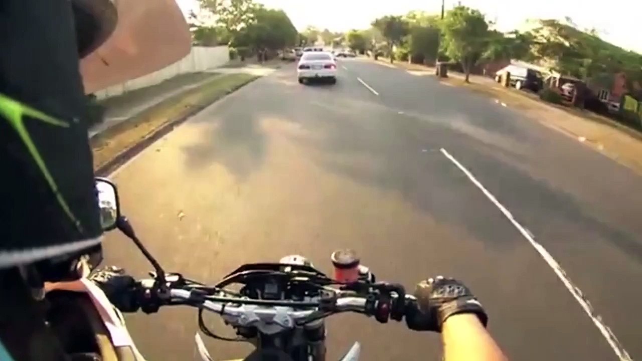 Motosiklete Arkadan Çarpan Araba - Araba Tutkum