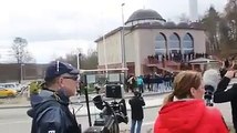 اس سے پہلے سویڈن میں مسجد کے لاوڈ سپیکر سے آذان نشر کرنے کی اجازت نہیں تهی ، تبهی میڈیا چینلز اور عام لوگ سویڈن میں پہلی دفعہ هونے والی آذان کو ریکارڈ کر رهے هیں