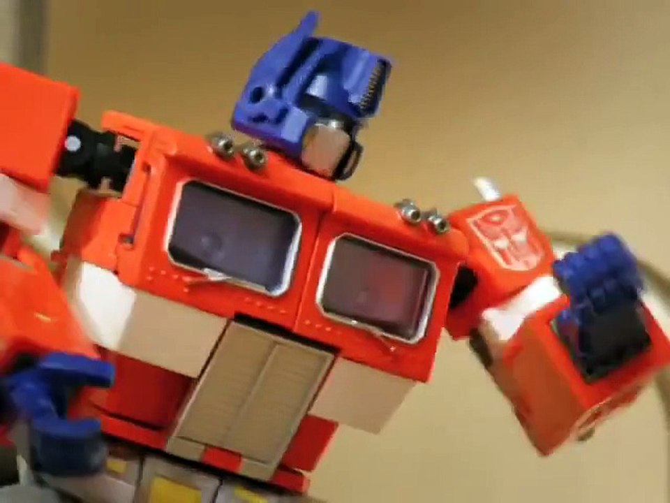 Transformers Stop-Motion Bumblebee beats Optimus Prime