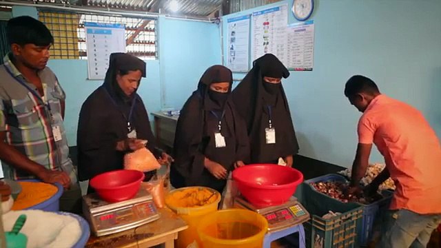 اللاجئين الروهنجيا في بنجلاديش سعداء بعد حصولهم على بطاقة الطعام -Rohingya Refugees happy to received FoodCards