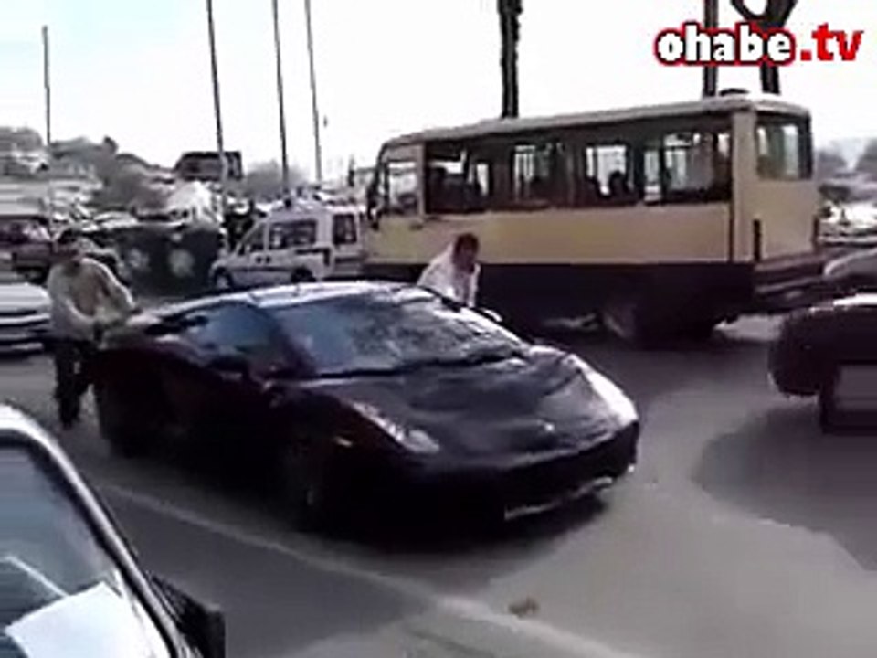 İstanbul'da gazı biten Lamborghini'yi ittirmek