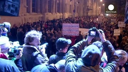 Macaristan'da hükumet geri adım attı protestolar kutlamaya dönüştü