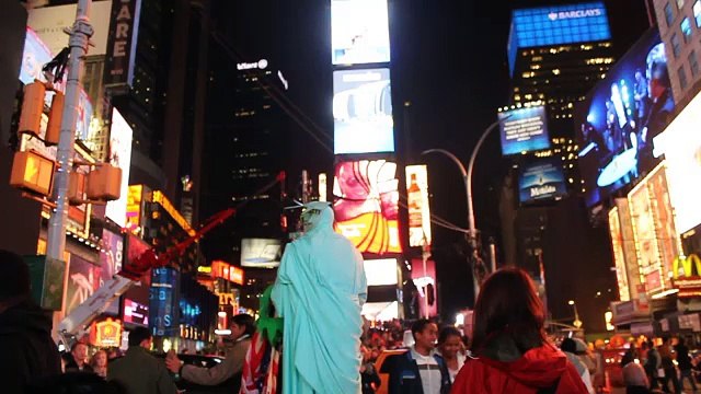 Les New Yorkais se déguisent pour Halloween. Retrouvez, entre autres, Wonderwoman, Barbie et Jack Sparrow