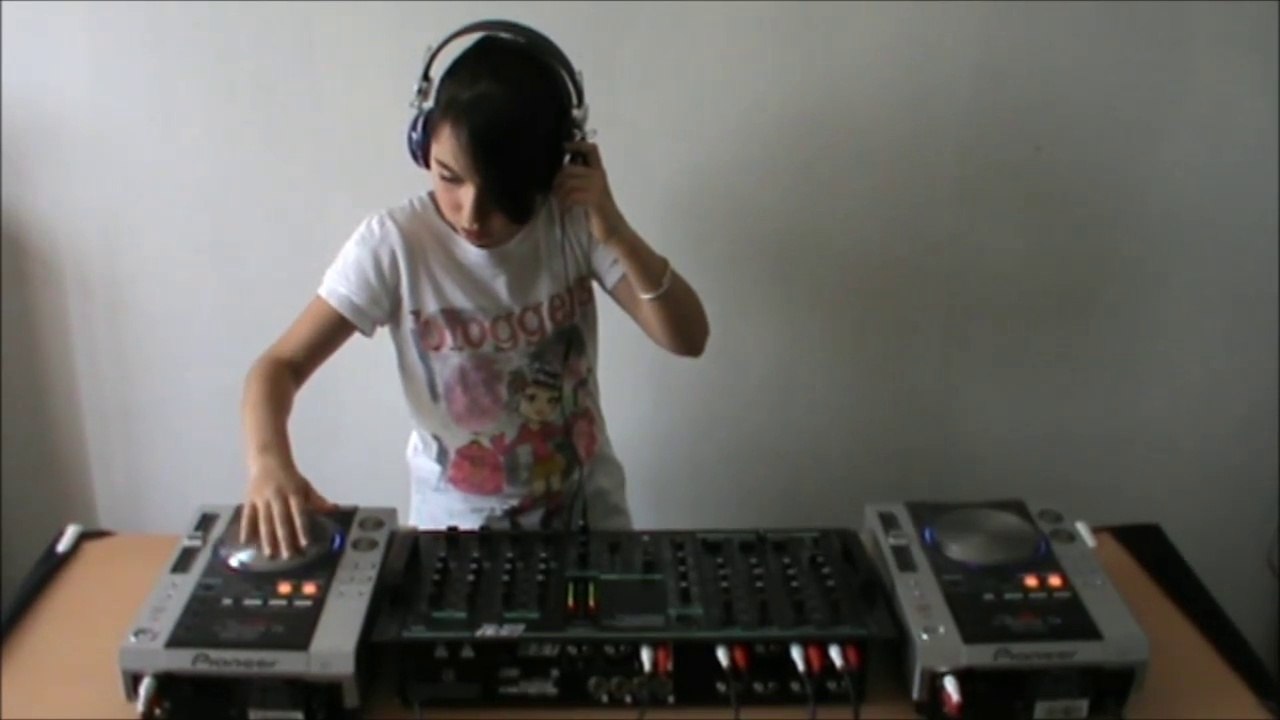 Dj Eva mix entre Superfunk et David Vendetta