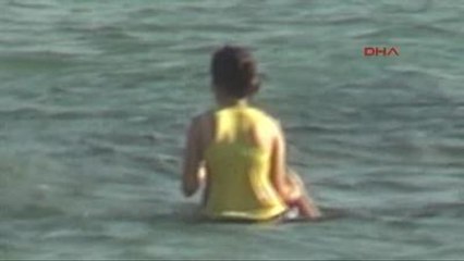 Bodrum Güzel Havayı Görünce Kıyafetlerle Yüzdüler