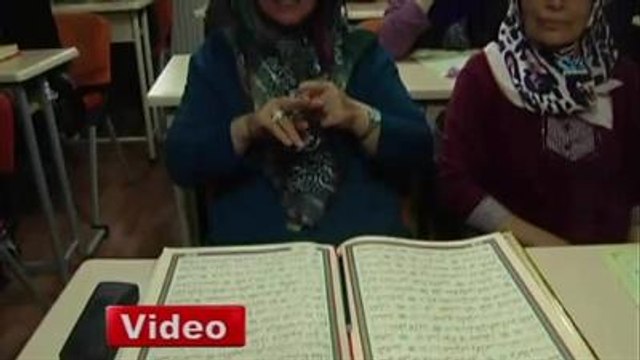 50 Yaşından Sonra İşaret Diliyle Kur'an Okumayı Öğreniyor