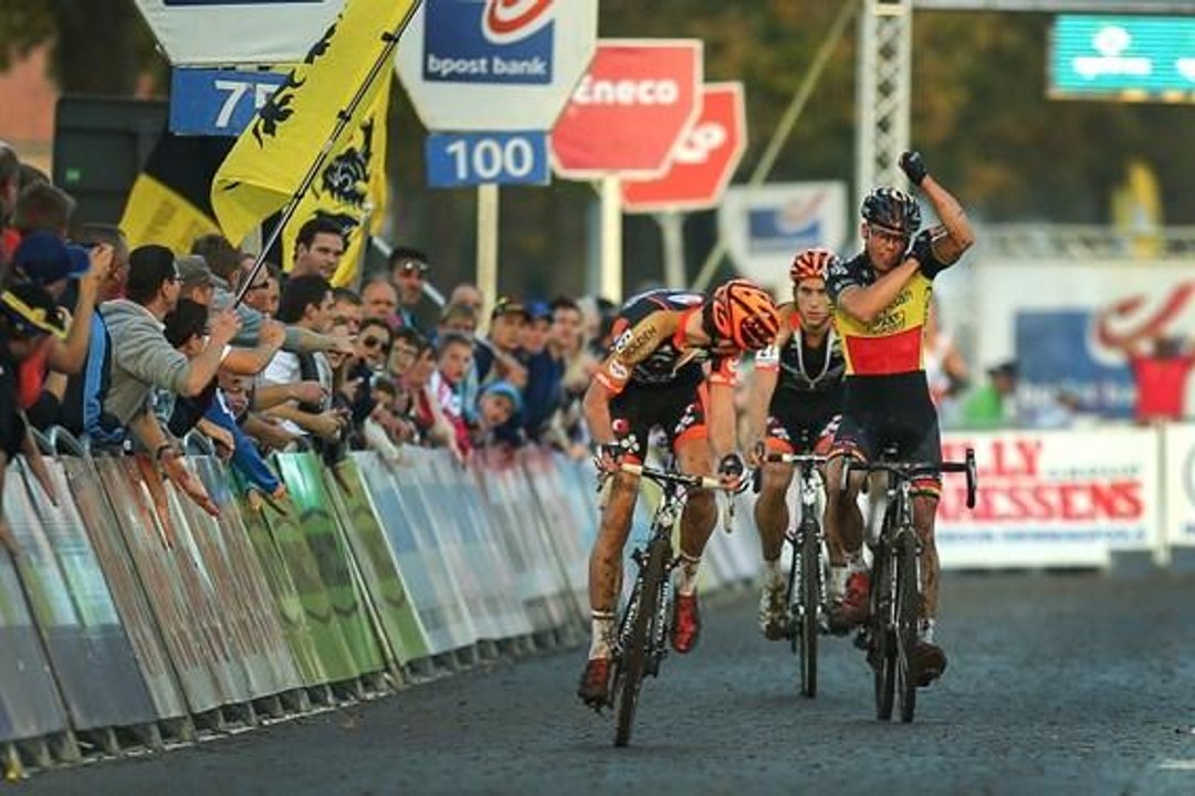 le bras d'honneur de Sven Nys lors d'un sprtint