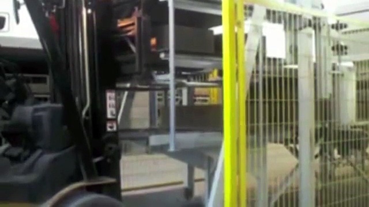 MACHINE WITH MANUAL PALLETISER