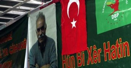 Öcalan Posteri İle Türk Bayrağını Yan Yana Astılar
