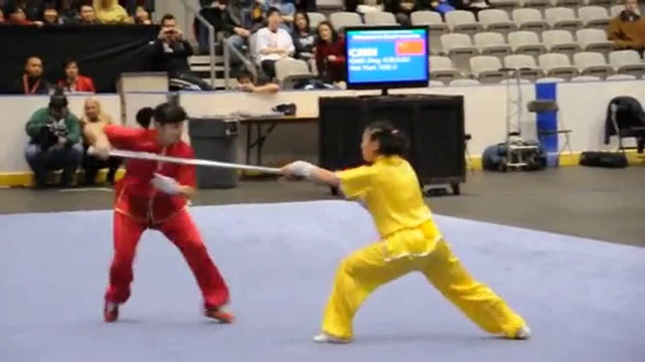 2 championnes d'arts martiaux font une Démonstration de wushu!