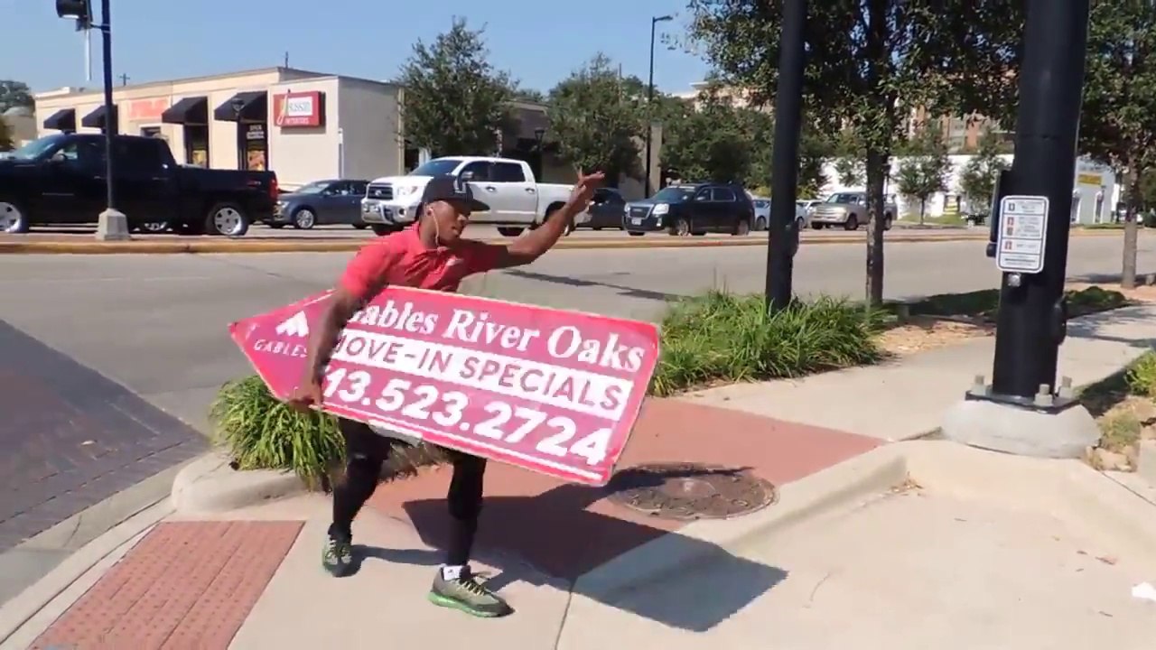 Champion de "Sign Spinning", il fait tourner un panneau publicitaire dans la rue.