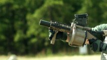 Tir d'armes lourdes en slo motion : Lance-grenade, fusil d’assaut, lance-roquette...