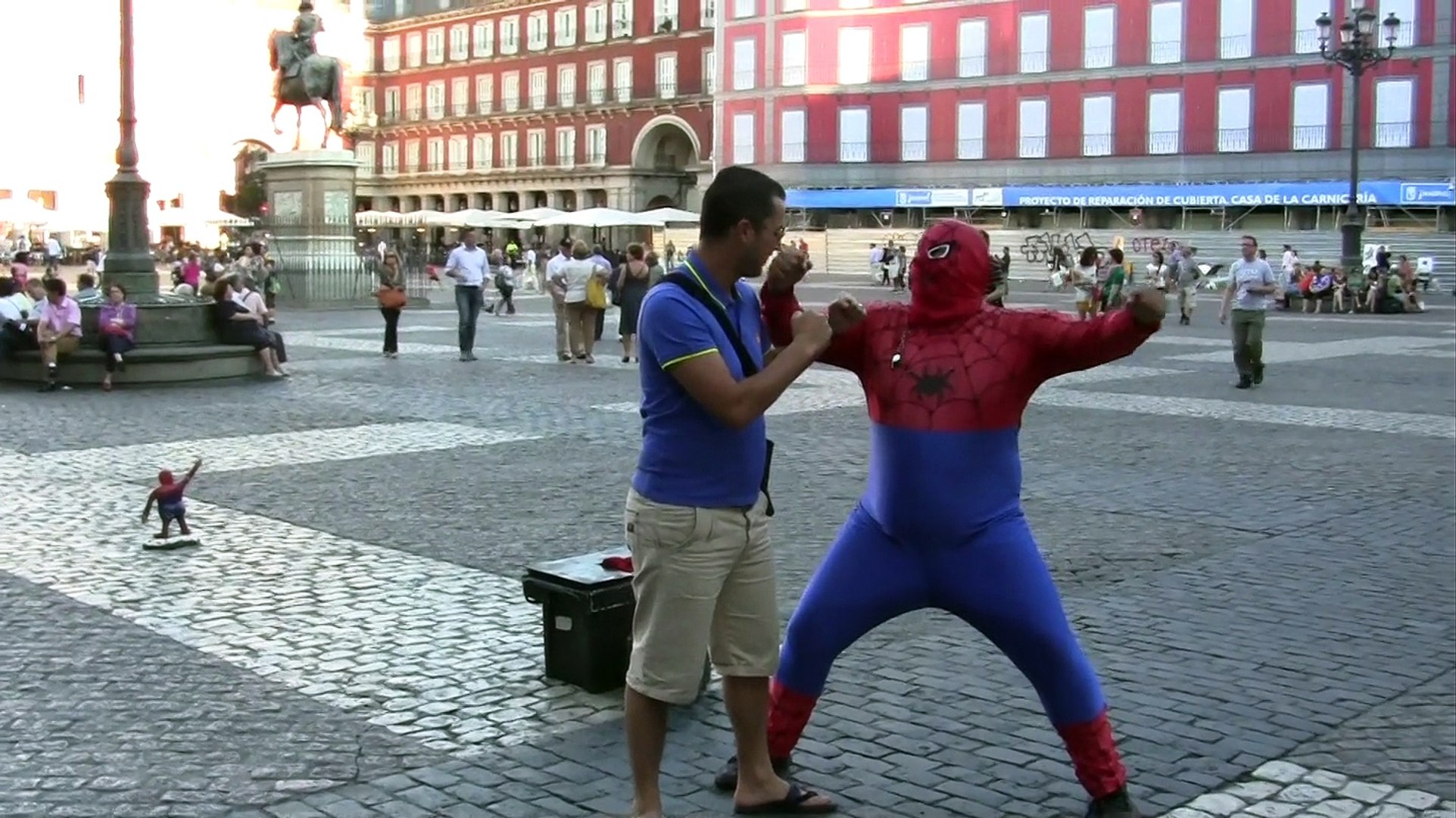 Spiderman-Gordo Plaza Mayor Madrid sept 2014 - Vidéo Dailymotion