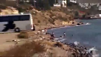 Sıcak havayı görünce kıyafetleriyle yüzdüler!