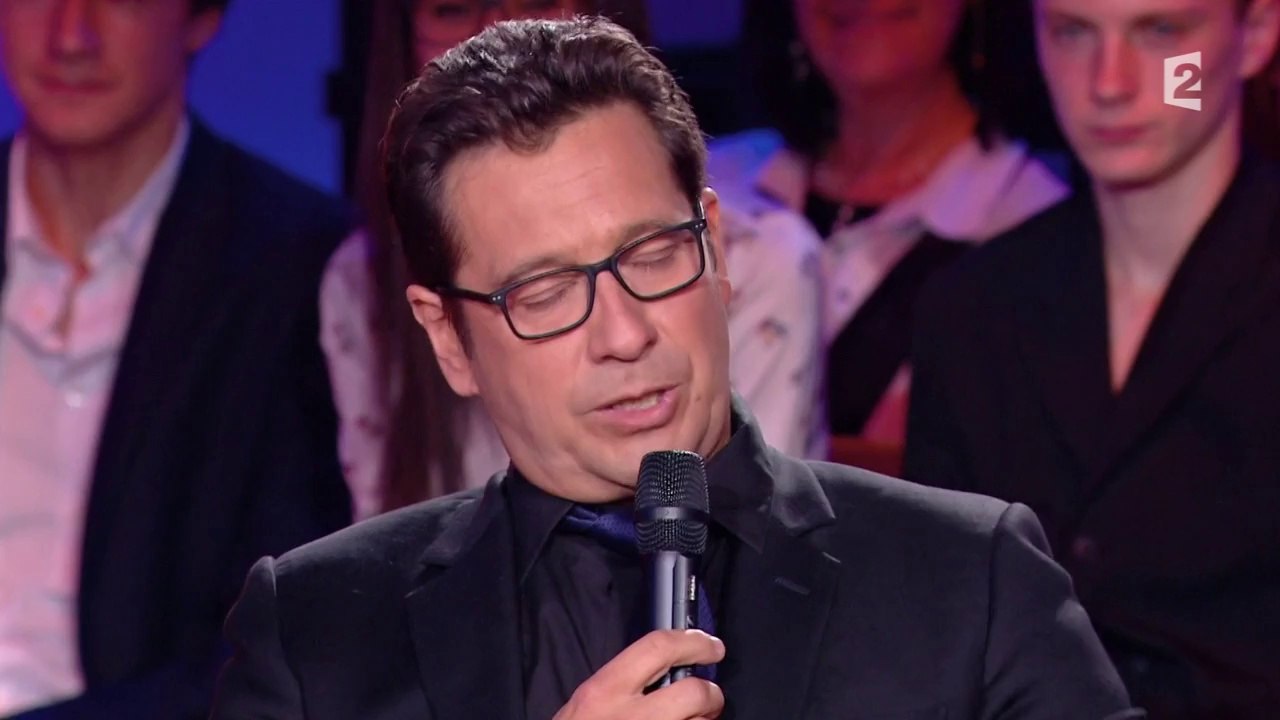 Laurent Gerra Imite Hollande Avec Son Casque