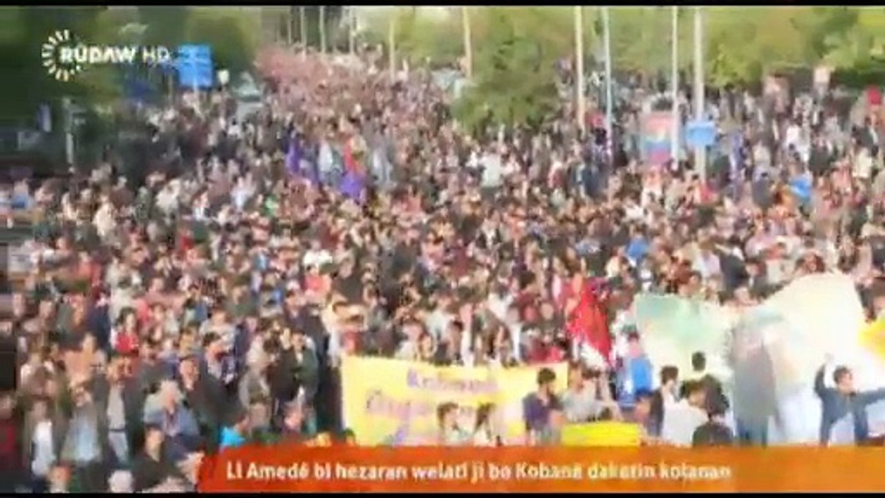 Gelê kurd li Amedê jî ji bo Kobaniyê di Roja Cîhanî a Kobanî de li meydanan bû. Rûdaw tv 1ê 11a 2014an.