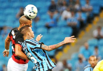 Com gol contra, Grêmio bate Vitória e cola do G4