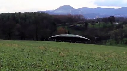 alienigenas entrando en un platillo volante