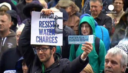 İrlandalılar su faturalarına gelen zammı protesto etti