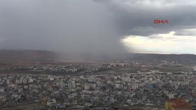 Cizre'nin Bir Mahallesine Yağan Dolu Hortum Sanıldı
