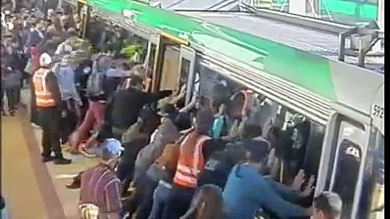 AMAZING TRAIN N PEOPLE........