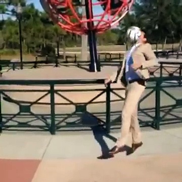 Mickey bate bola com Edu