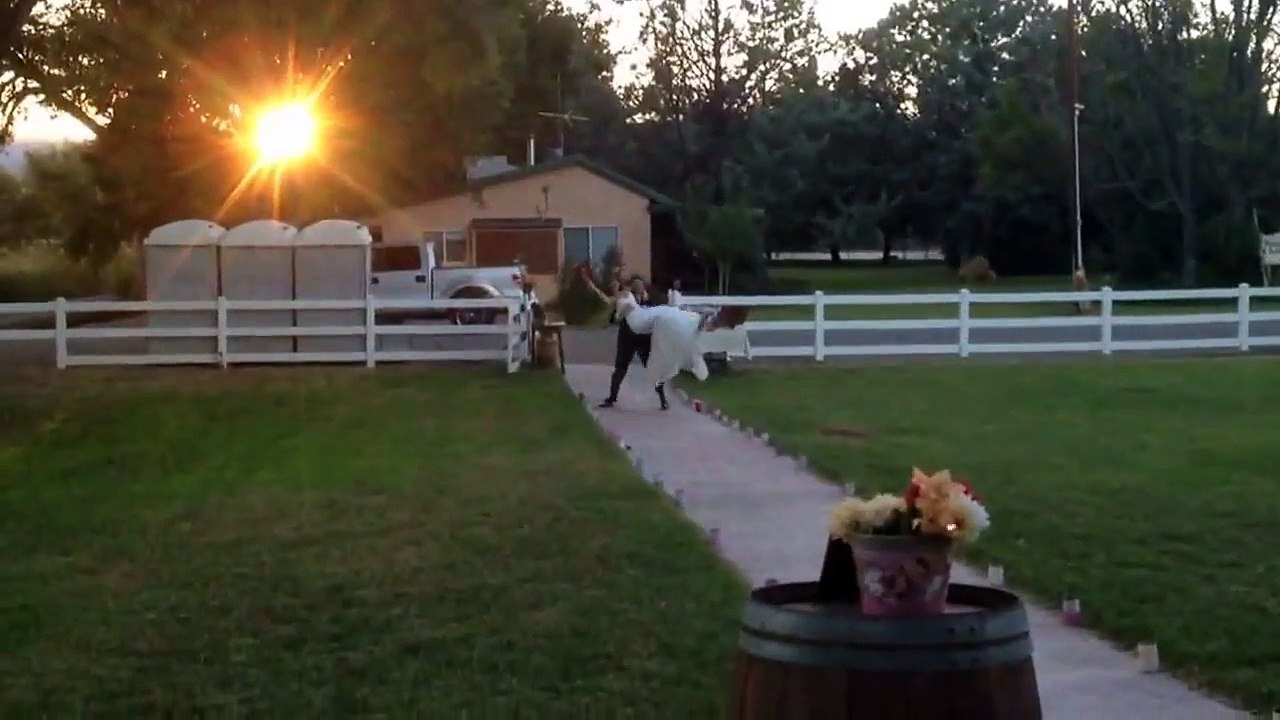 Quand le futur marié fait tomber sa future femme !!!