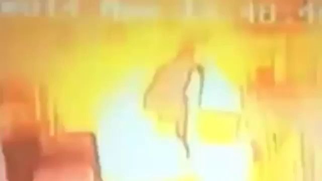 Sa gazinière prend feu sur elle