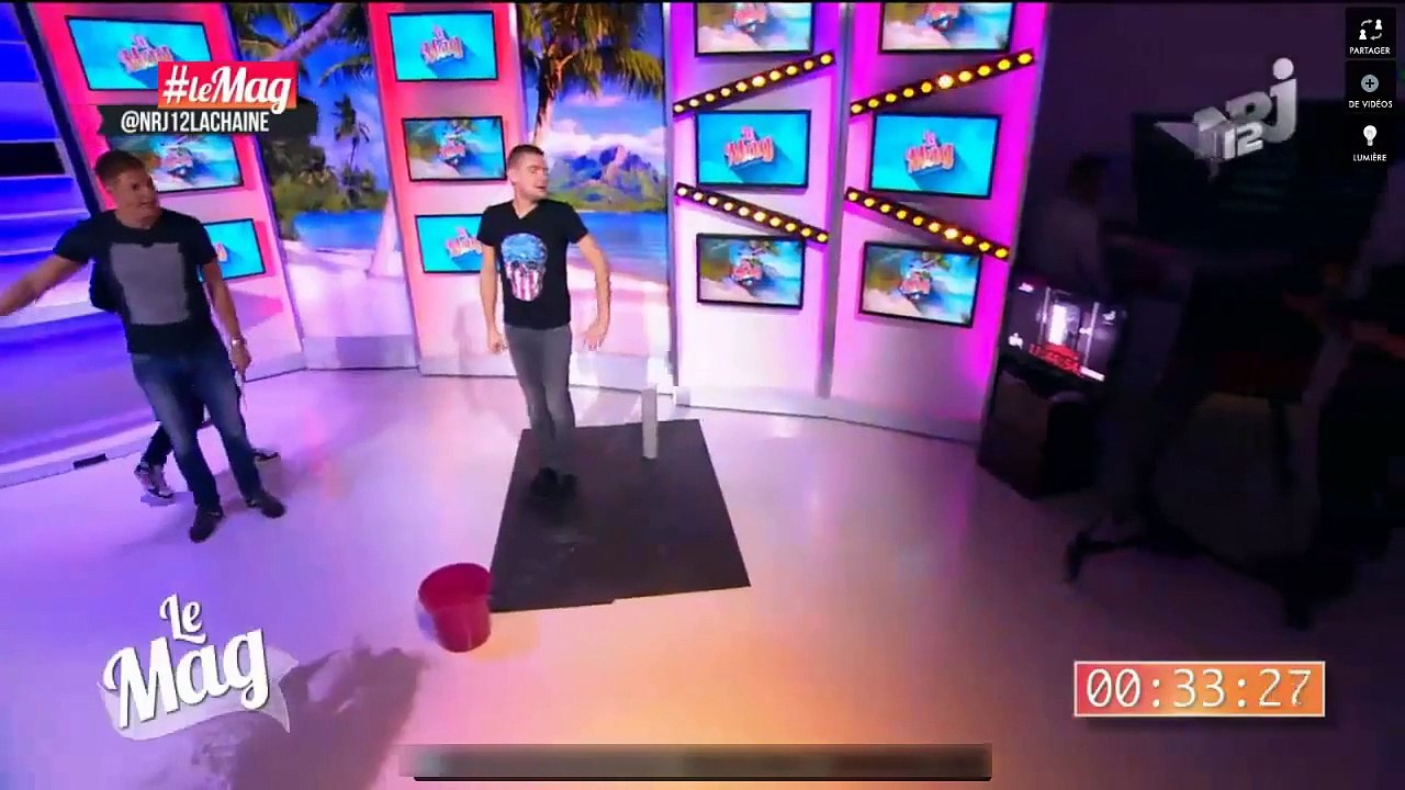 String et fesses à l'air pour Capucine Anav sur le plateau du Mag de NRJ12