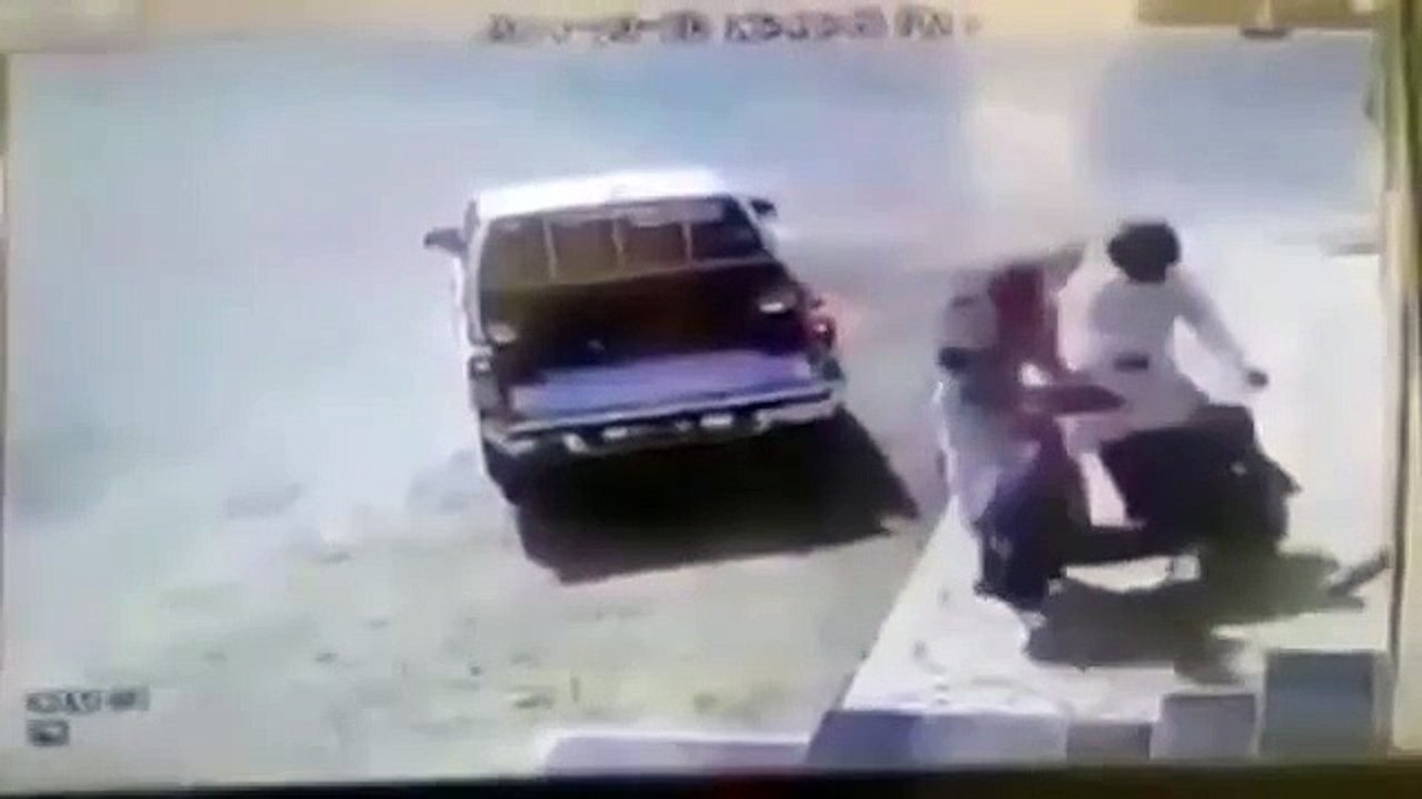 Il essayent de voler un scooter