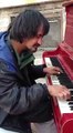 Ce SDF n'a jamais appris le piano mais il a composé une jolie musique
