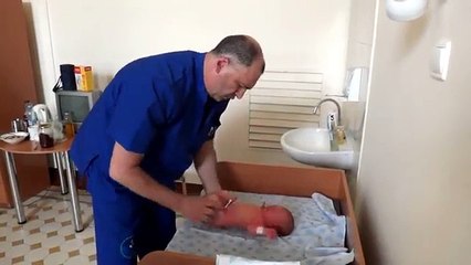Un pédiatre russe examine un bébé
