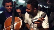 Violoncelliste beatboxer dans un avion