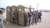 Combien peut-on mettre de soldats dans des toilettes mobiles