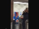 Blonde possédée devant un portique de métro