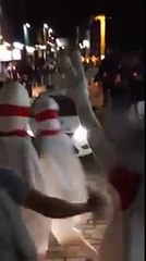 Une voiture de police fait un strike pendant Halloween