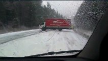 Un camion glisse sur une route gelée !