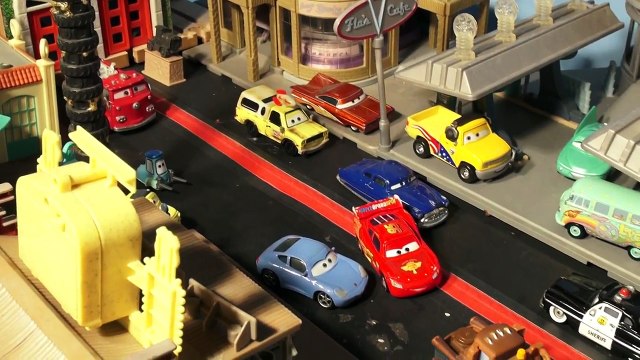 Pixar Cars Lightning McQueen VS Mater in the Willy's Butte Challenge with Off Road Lightning McQuee