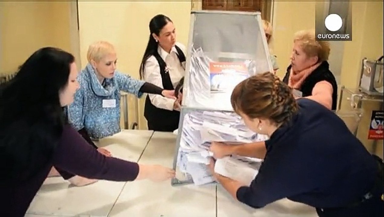 Rebels back separatist leaders in east Ukraine vote