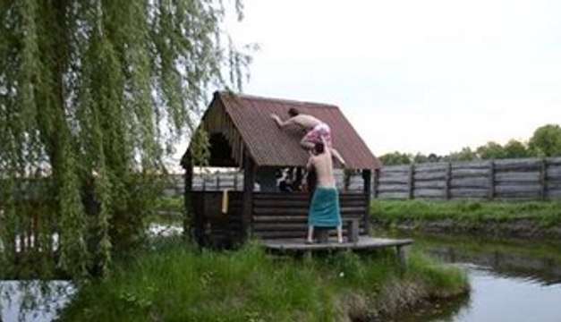 Aider son pote à grimper sur un toit