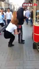 Taksim'de milletin donunu indiren çılgın kızlar