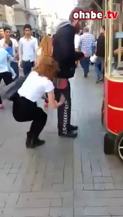 Taksim'de milletin donunu indiren çılgın kızlar